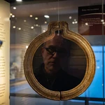 El espejo de obsidiana del Museo de Ciencias Naturales de Madrid; y reflejado en él, el rostro del hombre que custodia la joya azteca, Américo Cerqueira