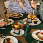 mesa de restaurante con varios platos de comida
