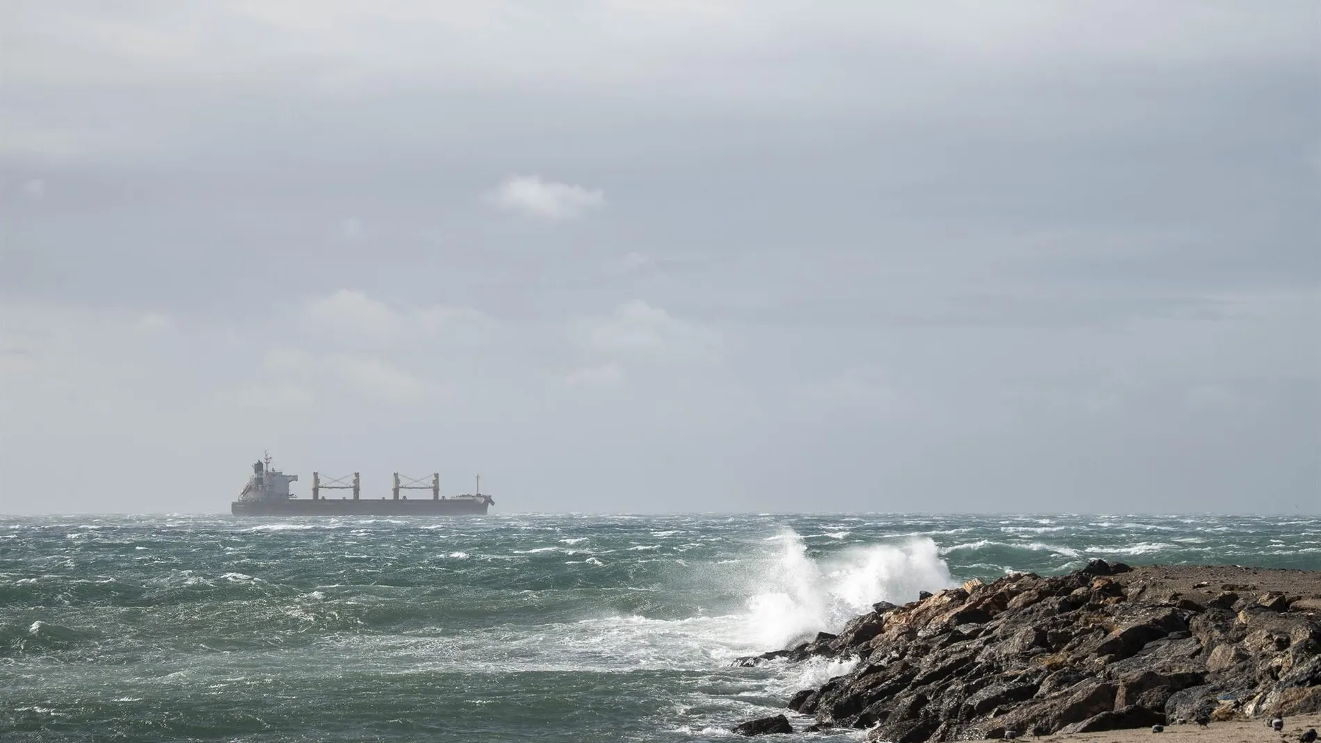 Temporal.- La lluvia despide a Andalucía y el viento y oleaje activan este miércoles aviso naranja en Almería y Granada