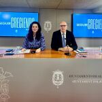 Los portavoces del Gobierno Local de Alicante, Cristina Cutanda, y Manolo Villar, hoy en rueda de prensa