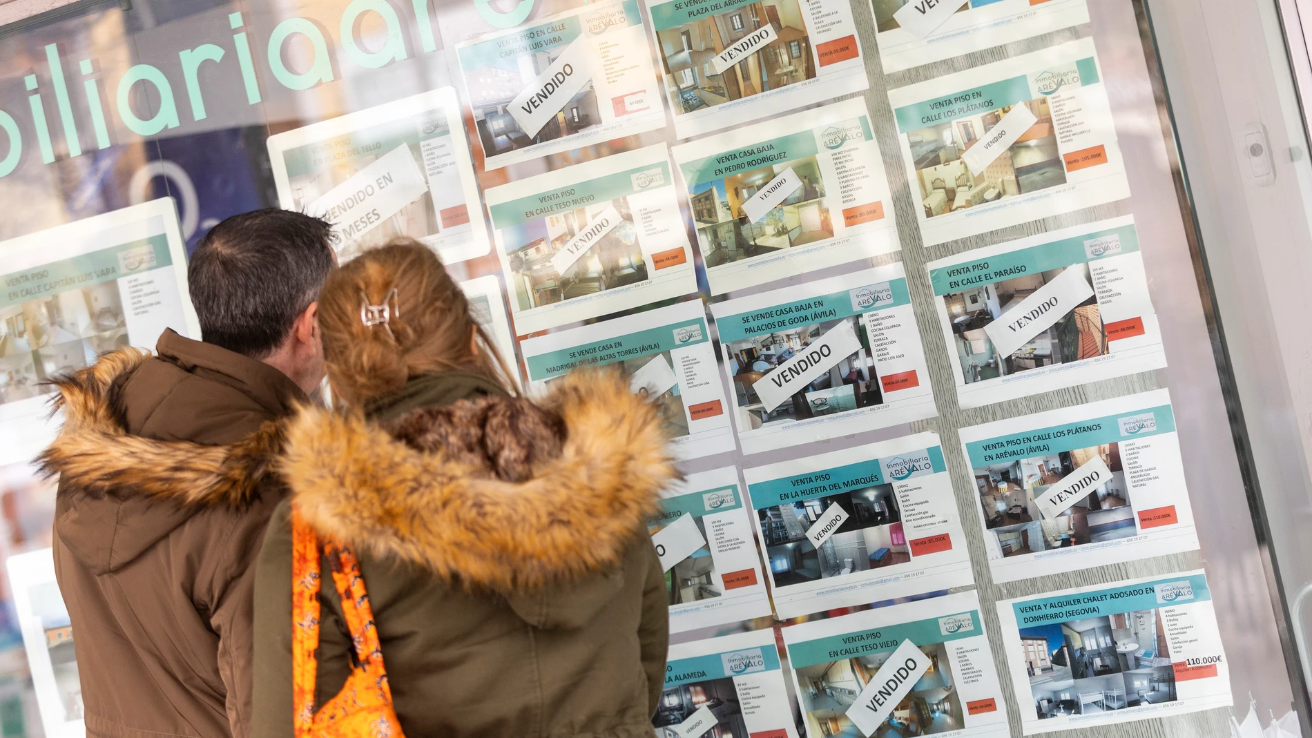Anuncios de venta y alquiler en una inmobiliaria de Arévalo en Ávila.