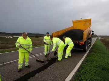 Operarios de la Diputaci&oacute;n de C&aacute;diz ejecutando tareas de arreglo en la CA-9208, carretera de El Cobre, en el t&eacute;rmino municipal de Algeciras, da&ntilde;ada por el paso de los temporalesNONO RICO-EUROPA PRESS10/02/2026