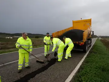 Operarios de la Diputación de Cádiz ejecutando tareas de arreglo en la CA-9208 Operarios de la Diputación de Cádiz ejecutando tareas de arreglo en la CA-9208, carretera de El Cobre, en el término municipal de Algeciras, dañada por el paso de los temporalesNONO RICO-EUROPA PRESS10/02/2026