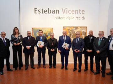 , Jes&uacute;s Julio Carnero; Blanca Jim&eacute;nez; Luis Javier Arg&uuml;ello; Conrado &Iacute;scar o Luis Miguel Vegas, entre otros, en su visita a la exposici&oacute;n &lsquo;Esteban Vicente. El pintor de la realidad&rsquo;, inaugurada el pasado mes de enero, invitados por el director del Cervantes, Ignacio Peyr&oacute;