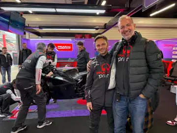 Jordi Gasull posa junto a Gino Borsoi en el box del equipo Prima Pramac Jordi Gasull posa junto a Gino Borsoi en el box del equipo Prima Pramac