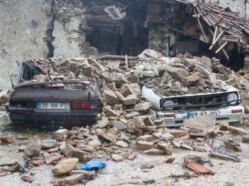FOTODELD&Iacute;A - Arruda dos Vinhos (Portugal), 10/02/2026.- Dos veh&iacute;culos permanecen bajo los escombros tras el derrumbe de una casa a causa del mal tiempo en Arruda dos Vinhos, Alenquer, Portugal, el 10 de febrero de 2026. Las sucesivas tormentas Kristin, Leonardo y Marta han causado al menos 15 muertos en Portugal desde el 28 de enero de 2026, adem&aacute;s de dejar a muchos otros heridos y sin hogar. EFE/ANTONIO PEDRO SANTOS 