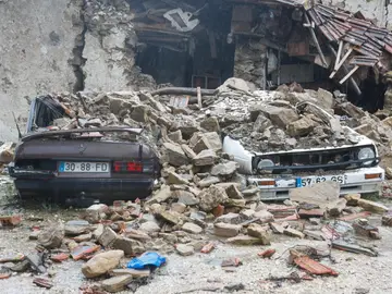 Seguimiento de las tormentas en Portugal FOTODELDÍA - Arruda dos Vinhos (Portugal), 10/02/2026.- Dos vehículos permanecen bajo los escombros tras el derrumbe de una casa a causa del mal tiempo en Arruda dos Vinhos, Alenquer, Portugal, el 10 de febrero de 2026. Las sucesivas tormentas Kristin, Leonardo y Marta han causado al menos 15 muertos en Portugal desde el 28 de enero de 2026, además de dejar a muchos otros heridos y sin hogar. EFE/ANTONIO PEDRO SANTOS