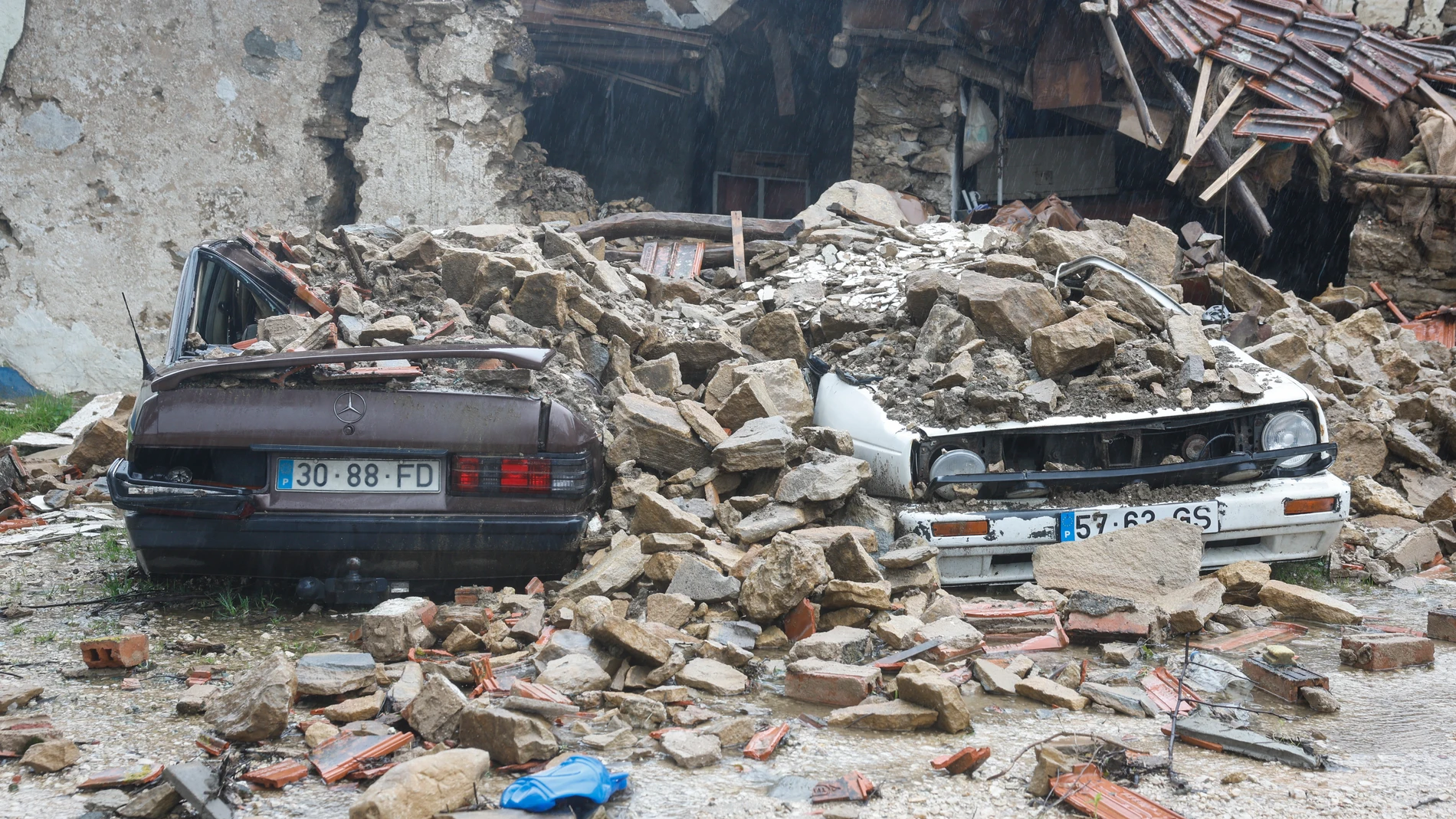 FOTODELDÍA - Arruda dos Vinhos (Portugal), 10/02/2026.- Dos vehículos permanecen bajo los escombros tras el derrumbe de una casa a causa del mal tiempo en Arruda dos Vinhos, Alenquer, Portugal, el 10 de febrero de 2026. Las sucesivas tormentas Kristin, Leonardo y Marta han causado al menos 15 muertos en Portugal desde el 28 de enero de 2026, además de dejar a muchos otros heridos y sin hogar. EFE/ANTONIO PEDRO SANTOS
