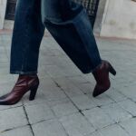Modelo con botines burdeos de Zara.