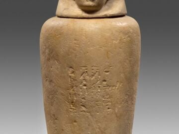 Vasija can&oacute;pica de piedra caliza que se utiliz&oacute; para preservar las v&iacute;sceras de la noble egipcia Senetnay