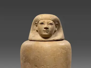 Vasija de piedra que se utilizó para preservar las vísceras de la noble egipcia Senetnay Vasija canópica de piedra caliza que se utilizó para preservar las vísceras de la noble egipcia Senetnay