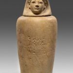  Vasija de piedra que se utiliz&oacute; para preservar las v&iacute;sceras de la noble egipcia Senetnay