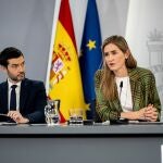 (i-d) El ministro de Derechos Sociales, Consumo y Agenda 2030, Pablo Bustinduy, y la vicepresidenta del Gobierno y ministra para Transici&oacute;n Ecol&oacute;gica y el Reto Demogr&aacute;fica, Sara Aagesen, durante una rueda de prensa tras la reuni&oacute;n del Consejo de Ministros, a 10 de febrero de 2026, en Madrid (Espa&ntilde;a).  El Consejo de Ministros aprueba este martes una nueva Estrategia de Desarrollo Sostenible con 100 metas a cumplir en el a&ntilde;o 2030 entre las que se incluyen la aprobaci&oacute;n de una prestaci&oacute;n universal por crianza para el 100% de las familias con hijos. La iniciativa ha sido aprobada a propuesta del Ministerio de Derechos Sociales, Consumo y Agenda 2030. 