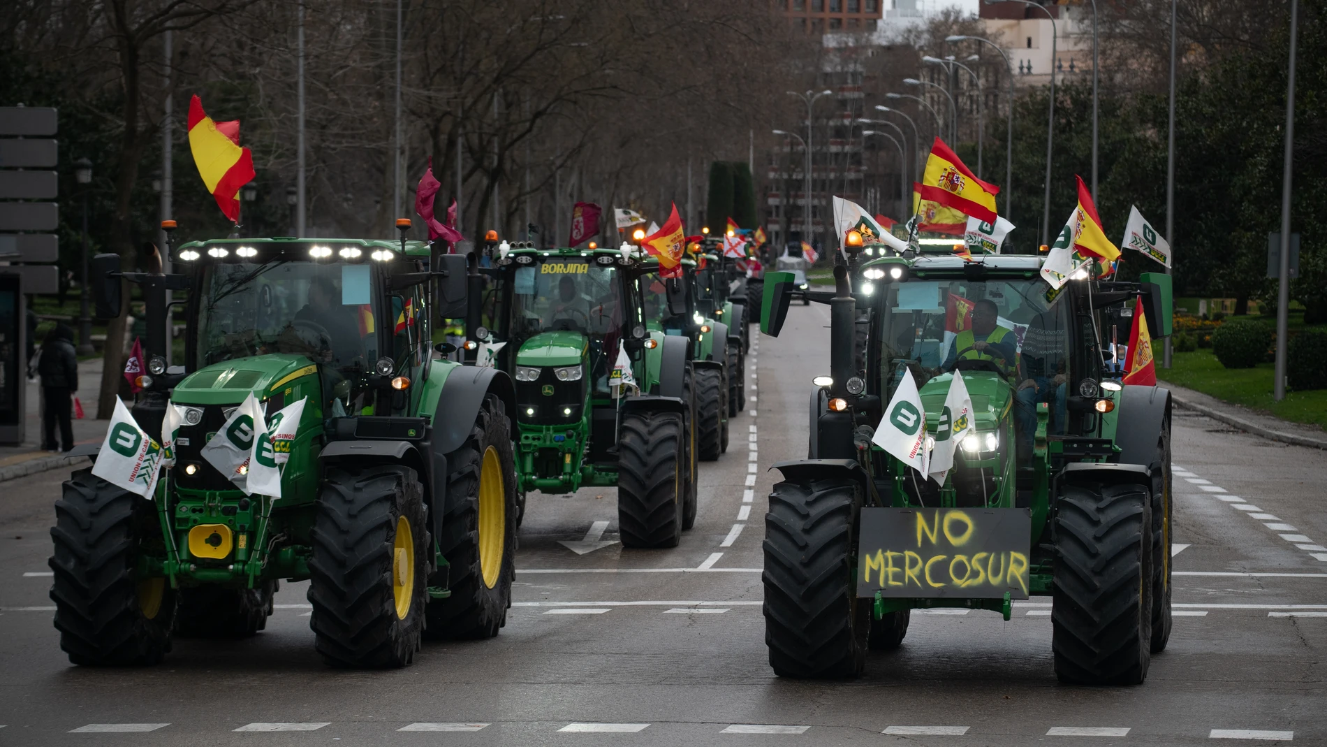 Manifestantes se concentran con tractores en el Paseo del Prado, a 11 de febrero de 2026, en Madrid (España). Convocados por Unión de Uniones de Agricultores y Ganaderos y la Unión Nacional de Asociaciones del Sector Primario Independientes (Unaspi) a nivel nacional, la marcha que ha reunido a más de 500 tractores, ha cortado el tráfico en algunas de las principales arterias de la capital y vías de entrada a la ciudad. 11 FEBRERO 2026 Fernando Sánchez / Europa Press 11/02/2026