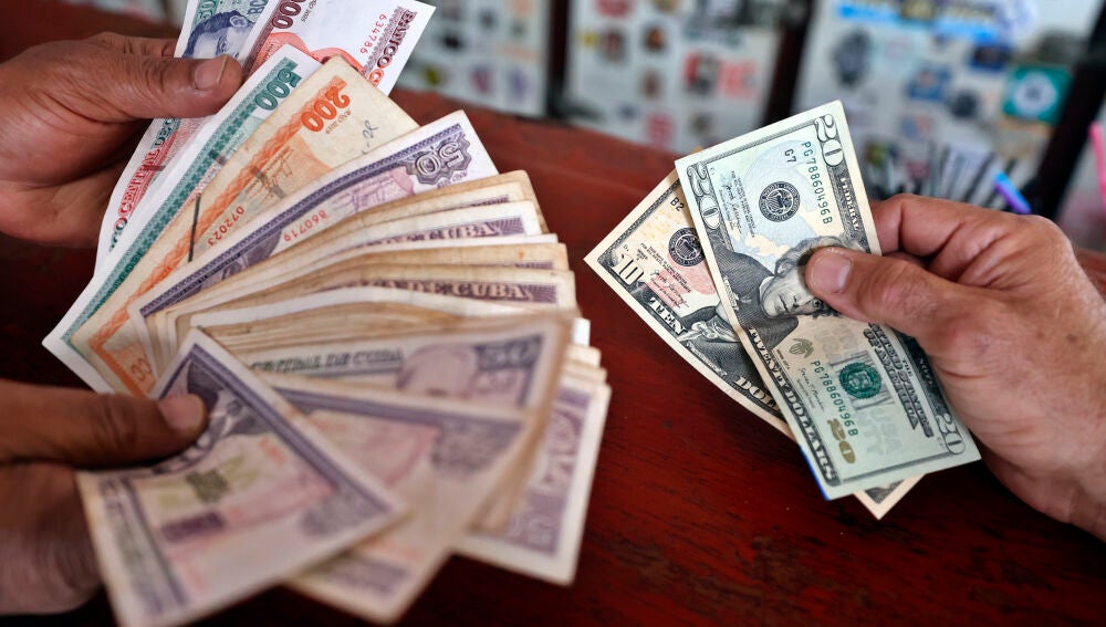 El peso cubano cae en el mercado informal hasta los 500 por dólar, un mínimo histórico