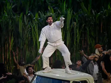 Estados Unidos.- El Cervantes en EE.UU y la RAE reconocen la labor de Bad Bunny difundiendo el español: "Lo defiende sin complejos" February 08, 2026 Bad Bunny performs during halftime of the NFL Super Bowl 60 between the Seattle Seahawks and the New England Patriots at Levi's Stadium in Santa Clara, California. Mandatory Europa Press/Contacto/Charles Baus 09/02/2026 ONLY FOR USE IN SPAIN