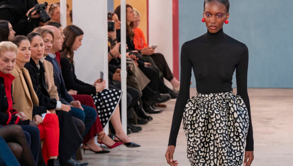 Carolina Herrera celebra a las mujeres de las artes en su desfile en Nueva York