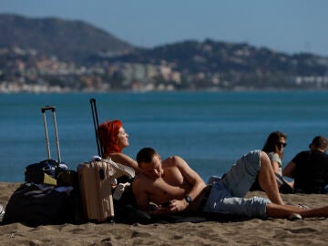 FOTODELD&Iacute;A M&Aacute;LAGA, 12/02/2026.- Mientras la borrasca Nils, que dar&aacute; paso ma&ntilde;ana a Oriana con un nuevo temporal en el pa&iacute;s, se est&aacute; cebando con Catalu&ntilde;a, una pareja disfruta este jueves del sol en la playa malague&ntilde;a de la Malagueta. EFE/ Jorge Zapata 