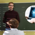 Imagen de archivo de un profesor junto a otra de la IA