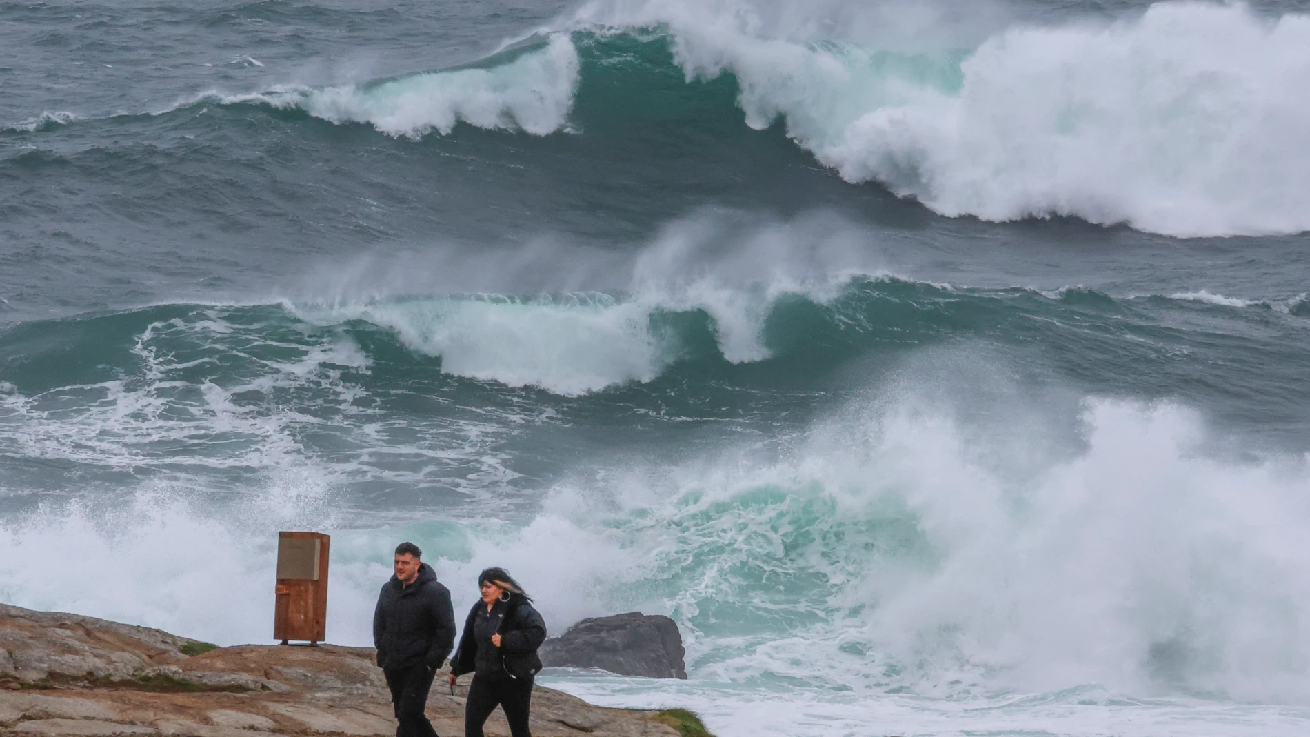 MUXIA ( A CORUÑA), 11/02/2025.- Fuerte oleaje en la costa de Muxía, A Coruña debido a la borrasca Nils, hoy jueves en Santiago de Compostela. La borrasca Nils se aleja de Galicia tras dejar vientos de hasta 174,5 km/hEFE/Lavandeira jr