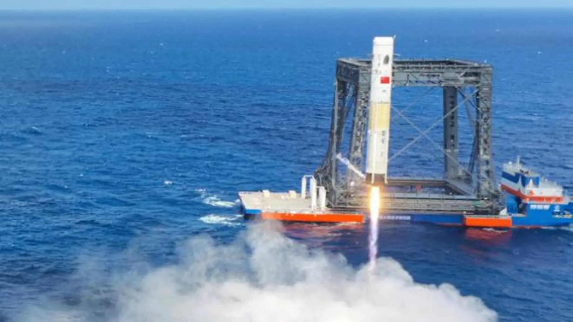 China logra amerizar de forma controlada el propulsor del Long March 10 tras una demostración del sistema de escape.