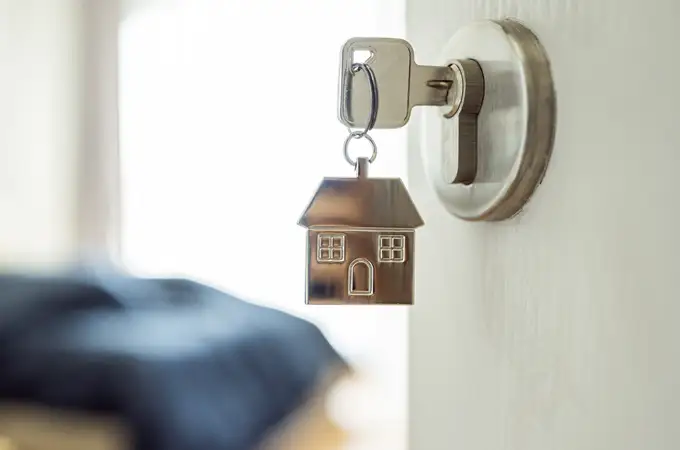 Hacienda lo confirma: si cedes una vivienda a tu hijo debes presentarlo en la declaración de la Renta Hacienda lo confirma: si cedes una vivienda a tu hijo debes presentarlo en la declaración de la Renta