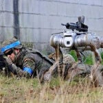 El ej&eacute;rcito espa&ntilde;ol estrena un perro robot armado con un fusil asalto