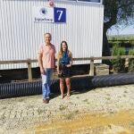 Pierre Durand, jinete de Jappeloup, en la pista con su nombre junto a Bego&ntilde;a Quir&oacute;s, directora de la oficina del concurso