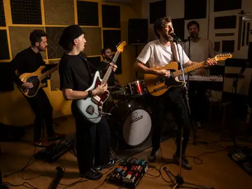Rodrigo Domínguez, vocalista y compositor de Mendoza, en un ensayo en una sala de Madrid Rodrigo Domínguez, vocalista y compositor de Mendoza, en un ensayo en una sala de Madrid