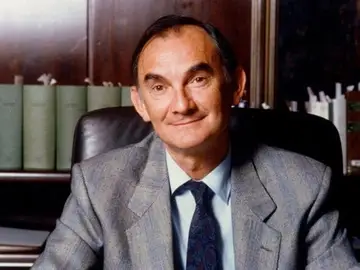 Treinta años del asesinato de Tomás y Valiente: el atentado de ETA que despertó la marea de 'manos blancas' Treinta años del asesinato de Tomás y Valiente: el atentado de ETA que despertó la marea de 'manos blancas'