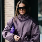 Cazadora ochentera bomber satinada en lila de Zara en street style