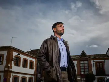 Roberto Ronda, alcalde San Agustín del Guadalix, este 13 de febrero en la plaza del ayuntamiento. Entrevista con Roberto Ronda, alcalde San Agustin de Guadalix.© Alberto R. Roldán / La Razón.13 02 2026