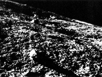La primera fotograf&iacute;a tomada tomada desde la superficie lunar en la historia, por la nave espacial sovi&eacute;tica Luna 9 en 1966.
