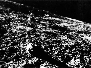 La primera fotografía tomada tomada desde la superficie lunar en la historia, por la nave espacial soviética Luna 9 en 1966. La primera fotografía tomada tomada desde la superficie lunar en la historia, por la nave espacial soviética Luna 9 en 1966.