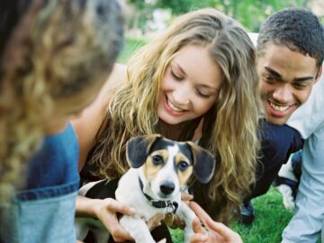 Imagen de archivo de varias personas con un perro