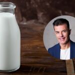 Imagen de una botella con leche entera junto a una caricatura del doctor Manuel Viso Imagen de una botella con leche entera junto a una caricatura del doctor Manuel Viso