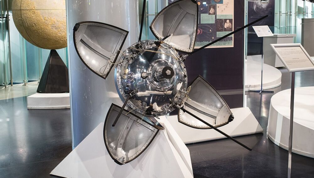 Réplica del módulo de descenso de Luna 9 exhibida en el Museo de Historia de la Cosmonáutica K. E. Tsiolkovsky.