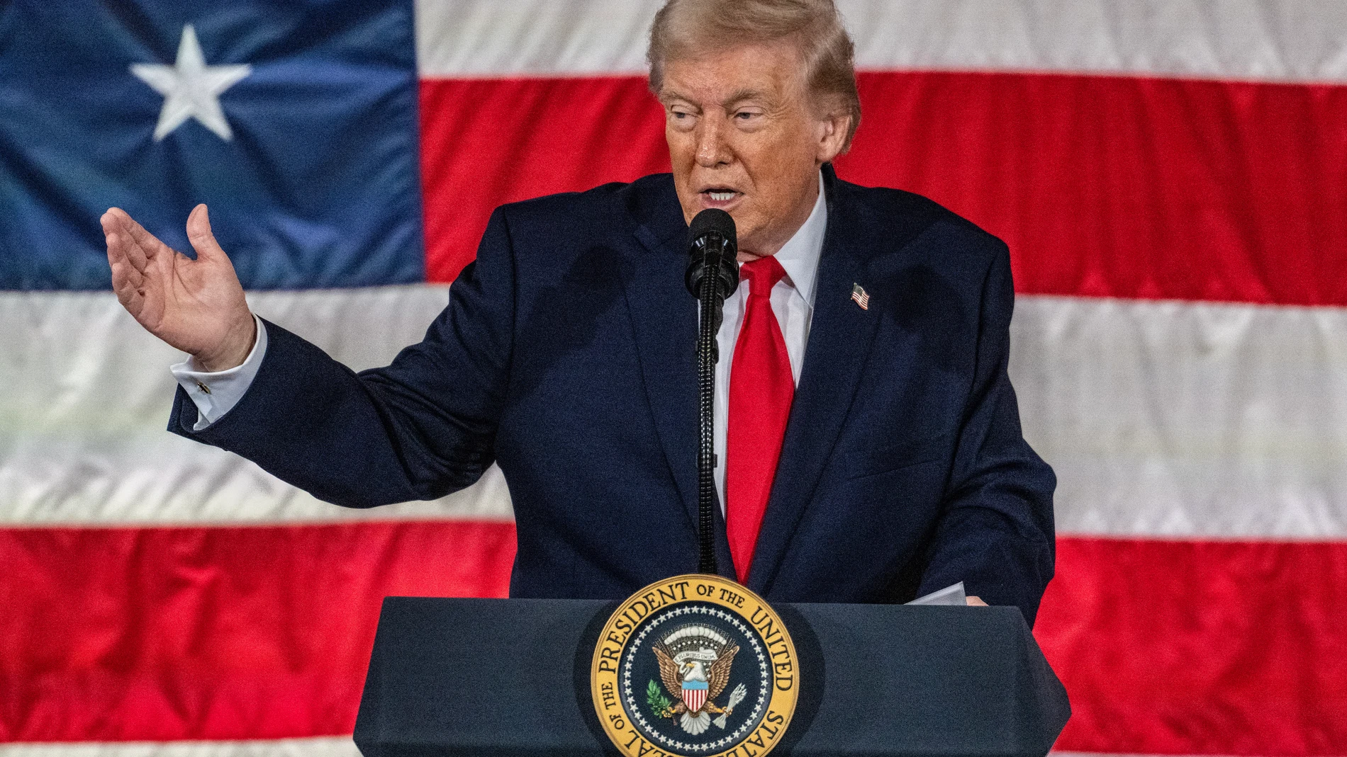 FORT BRAGG (United States), 13/02/2026.- US President Donald Trump delivers remarks to service members and their families at Fort Bragg, North Carolina, USA, 13 February 2026. Trump met with US special forces members involved in the capture of former Venezuelan President Nicolas Maduro in early January. EFE/EPA/STAN GILLILAND