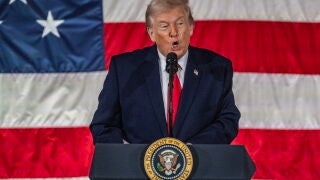 FORT BRAGG (United States), 13/02/2026.- US President Donald Trump delivers remarks to service members and their families at Fort Bragg, North Carolina, USA, 13 February 2026. Trump met with US special forces members involved in the capture of former Venezuelan President Nicolas Maduro in early January. EFE/EPA/STAN GILLILAND 