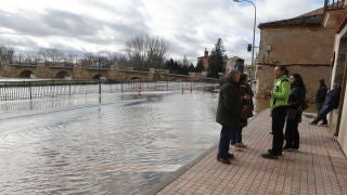 Vecinos de San Esteban de Gormaz observan la crecida del Duero
