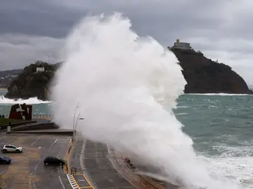 Los avisos de la Aemet se amplían a todas las comunidades; Castellón en 'rojo' por viento FOTODELDÍA - SAN SEBASTIÁN, 14/02/2026.- Vista el oleaje en el paseo nuevo de San Sebastián este sábado. Los avisos de la Agencia Estatal de Meteorología por los fuertes vientos -en algunos lugares de carácter huracanado-, por nevadas, lluvias u oleaje se han ampliado a todas las comunidades y ciudades autónomas, y en la provincia de Castellón se mantendrá durante todo el día el nivel 'rojo' (peligro extraordinario) ante la posibilidad de que las rachas más fuertes alcancen los 140 kilómetros...