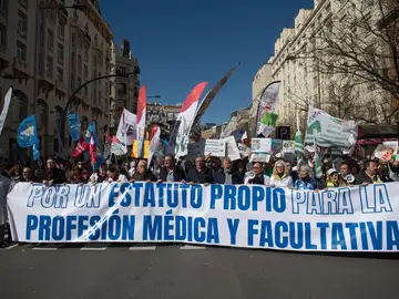 Más de 5.000 médicos piden en Madrid la dimisión de Mónica García y un Estatuto Marco propio Más de 5.000 médicos piden en Madrid la dimisión de Mónica García y un Estatuto Marco propio
