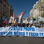 Más de 5.000 médicos piden en Madrid la dimisión de Mónica García y un Estatuto Marco propio