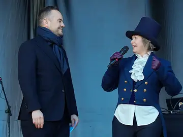 El ilusionista Jorge Blass (i) junto a la delegada de Cultura, Turismo y Deporte, Marta Rivera de la Cruz (d) durante el pregón del carnaval de Madrid celebrado este sábado en el Matadero El ilusionista Jorge Blass (i) junto a la delegada de Cultura, Turismo y Deporte, Marta Rivera de la Cruz (d) durante el pregón del carnaval de Madrid celebrado este sábado en el Matadero. EFE/ Borja Sánchez-Trillo