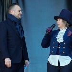 El ilusionista Jorge Blass (i) junto a la delegada de Cultura, Turismo y Deporte, Marta Rivera de la Cruz (d) durante el preg&oacute;n del carnaval de Madrid celebrado este s&aacute;bado en el Matadero