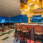 Aparca en la terraza de un restaurante y se encuentra con mesas y sillas encima de su coche por una surrealista "multa" impuesta por el local