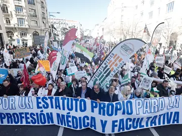 Los médicos, en la marcha en Madrid por un Estatuto propio, avisan de más paros MADRID (ESPAÑA), 14/02/2026.- Vista de la manifestación de médicos previa a la huelga de la semana próxima contra el estatuto marco que regula las condiciones laborales del personal del Sistema Nacional de Salud que ha comenzado en el Congreso y finaliza en el Ministerio de Sanidad. EFE/ Sergio Pérez