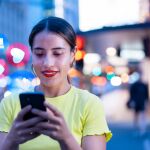 El Estatuto de los Trabajadores lo valida: te pueden despedir por ojear el m&oacute;vil durante tu jornada laboral