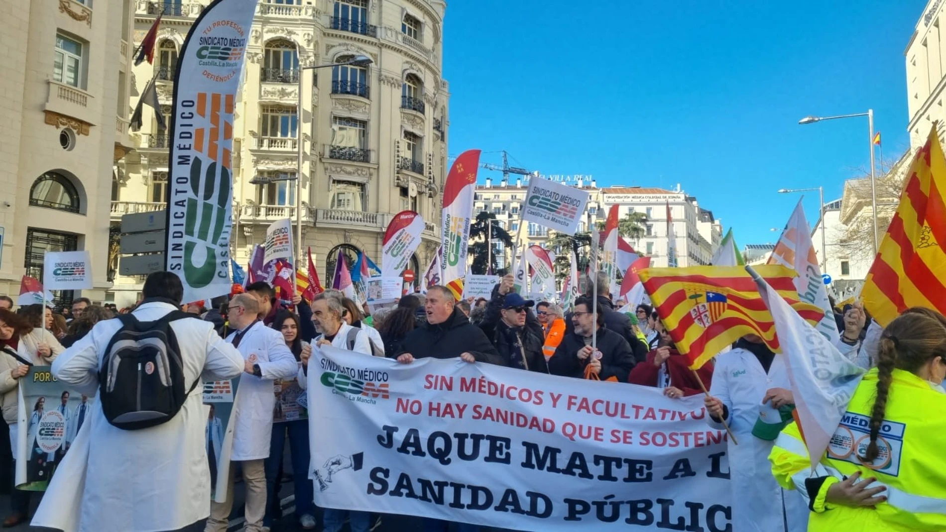 Médicos aragoneses en la manifestación de este sábado en Madrid para reclamar un Estatuto Marco propio antes del inicio de cinco días de huelga. REMITIDA / HANDOUT por CESM ARAGÓN Y FASAMET Fotografía remitida a medios de comunicación exclusivamente para ilustrar la noticia a la que hace referencia la imagen, y citando la procedencia de la imagen en la firma 14/02/2026