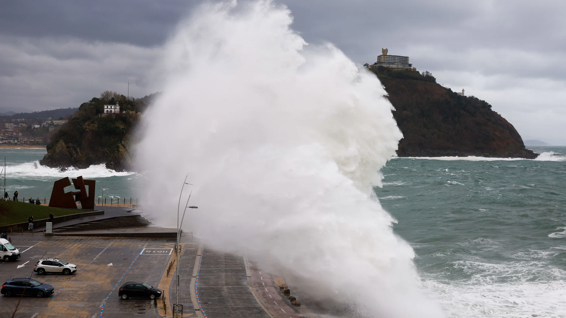 FOTODELDÍA - SAN SEBASTIÁN, 14/02/2026.- Vista el oleaje en el paseo nuevo de San Sebastián este sábado. Los avisos de la Agencia Estatal de Meteorología por los fuertes vientos -en algunos lugares de carácter huracanado-, por nevadas, lluvias u oleaje se han ampliado a todas las comunidades y ciudades autónomas, y en la provincia de Castellón se mantendrá durante todo el día el nivel 'rojo' (peligro extraordinario) ante la posibilidad de que las rachas más fuertes alcancen los 140 kilómetros...